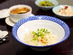 大塊牛腱、牛筋、臉頰肉！川生渝味「牛肉麵＋18年女兒紅」一麵三吃